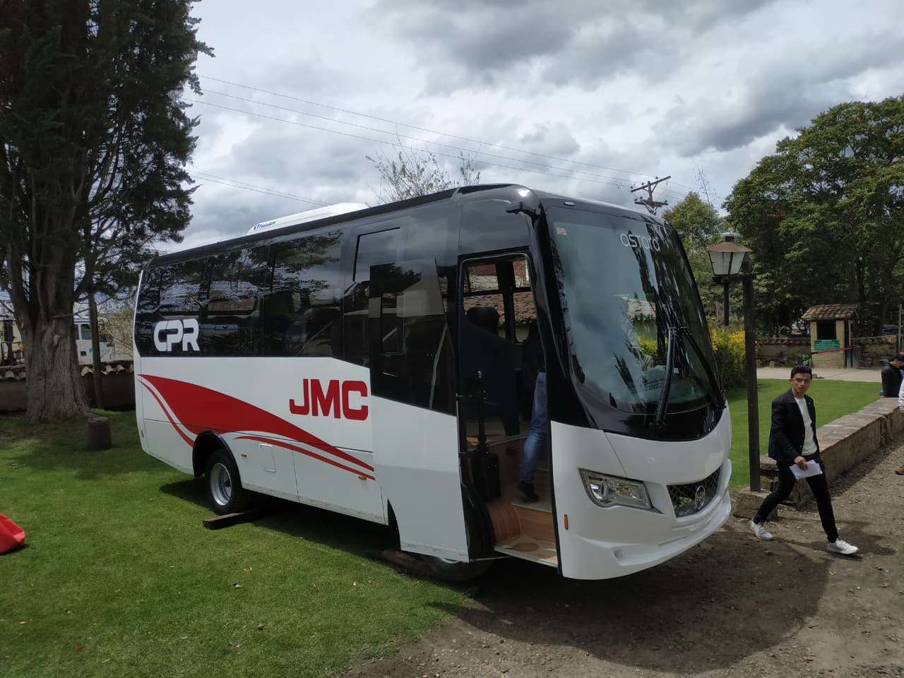 JMC lanza su división de buses de pasajeros con un bus 100% eléctrico
